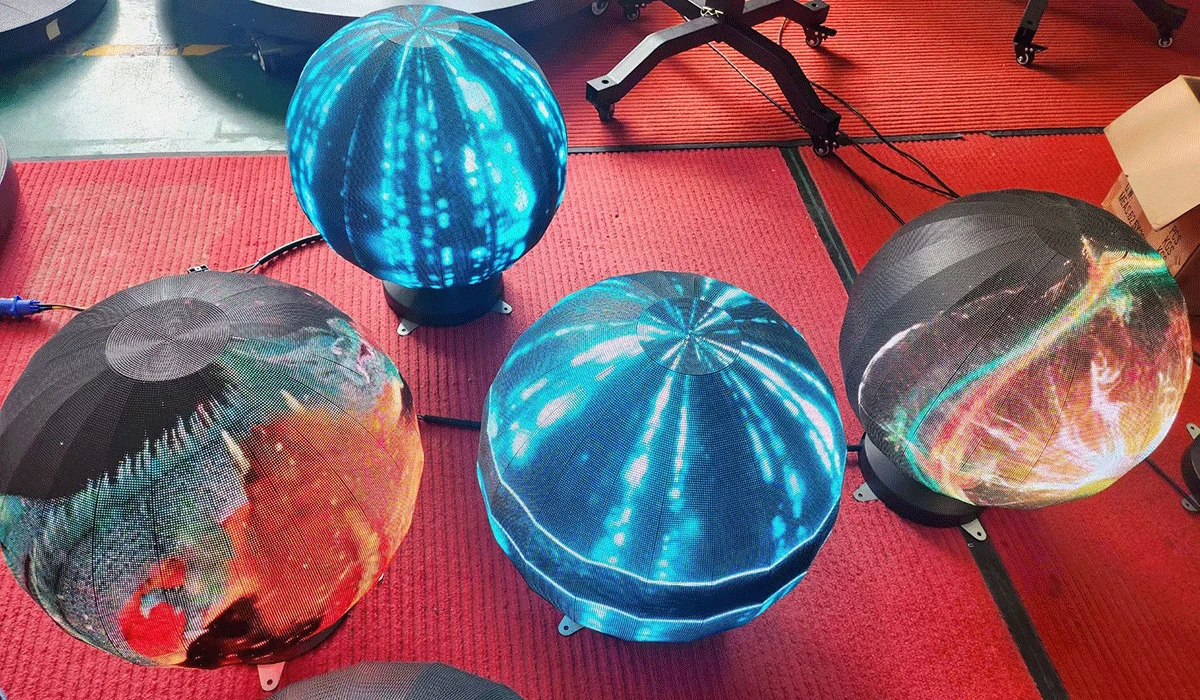 Spherical-LED-displays-in-different-sizes